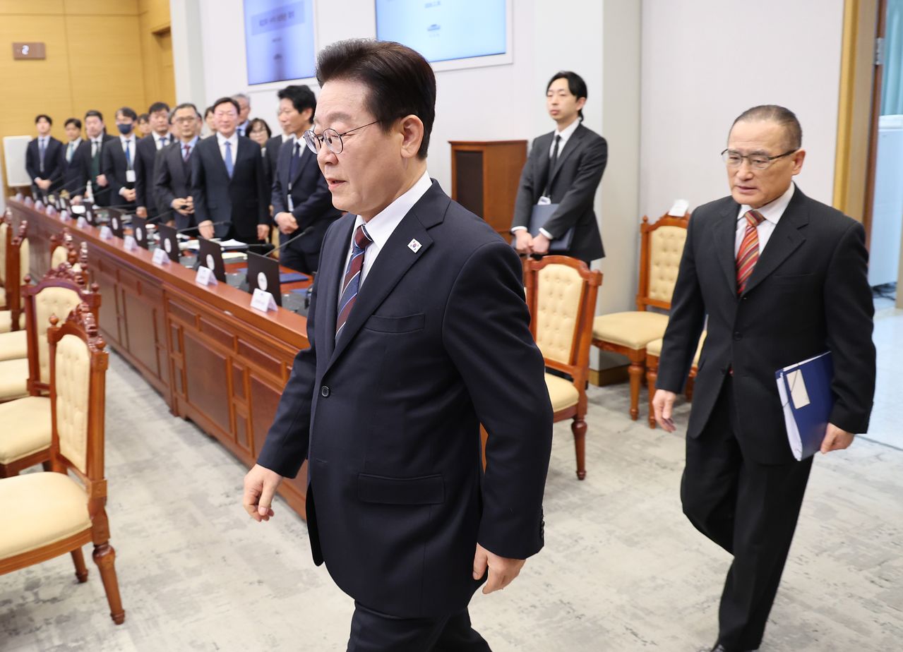 이재명 대통령이 지난 2월 26일 청와대 여민관에서 열린 대통령 주재 수석·보좌관 회의에서 위성락 국가안보실장과 입장하고 있다. 청와대사진기자단