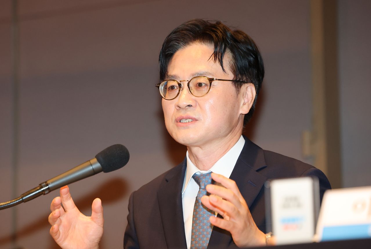 김정관 산업통상부 장관이 6일 서울 중구 프레스센터에서 열린 관훈토론회에서 패널 질문에 답하고 있다. 연합뉴스