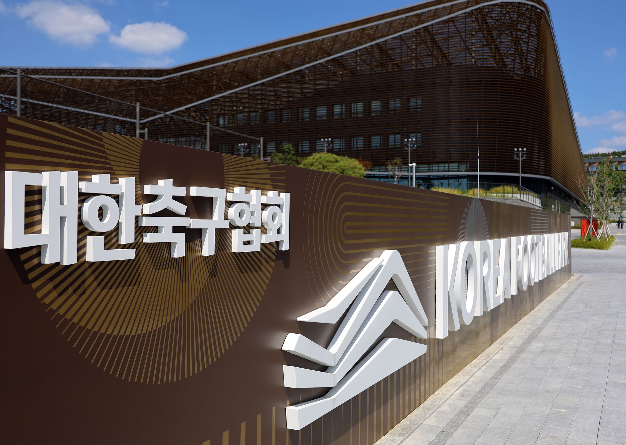 대학축구협회에 대한 경찰 압수수색이 진행된 6일 충남 천안시 서북구 입장면 코리아풋볼파크 일대가 한산하다. 경찰은 이날 오전 9시께부터 압수수색을 진행하며 직원들을 모두 외부로 내보냈다. 연합뉴스