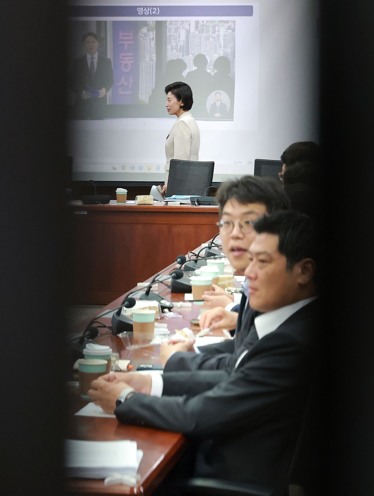더불어민주당 서울시당이 주최한 부동산 정책 대응 비공개 간담회가 6일 국회 의원회관에서 열렸다. 간담회에는 남인순 국회 부의장 등 서울 지역구 의원과 서울시의원 등이 참석했다. [연합뉴스]