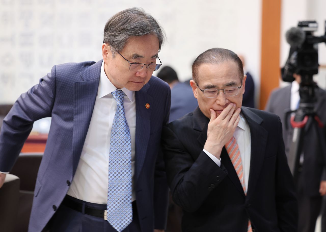 조현 외교부 장관과 위성락 국가안보실장이 지난 4월 6일 청와대에서 열린 국무회의 겸 제4차 비상경제 점검회의에 앞서 대화하고 있다. 뉴스1