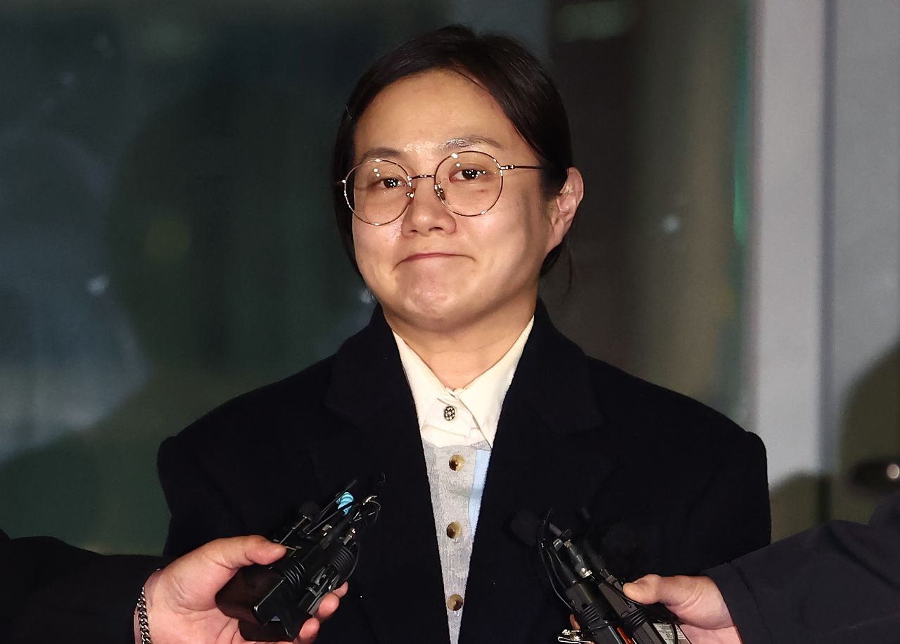 전직 매니저들에게 갑질을 했다는 등의 의혹에 휩싸인 방송인 박나래씨가 지난 2월20일 밤 서울 강남경찰서에서 피고발인 조사를 마치고 나오며 취재진 질의에 답변하고 있다. 뉴스1