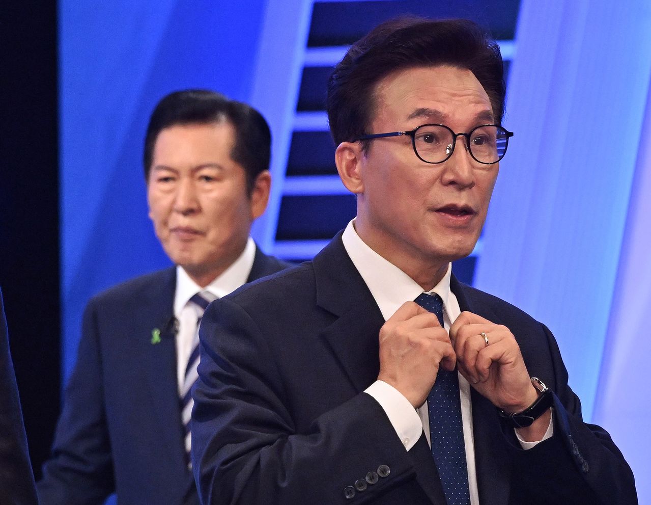 더불어민주당 김민석(오른쪽), 정청래 당대표 후보가 5일 서울 여의도 KBS에서 열린 2차 TV토론회를 준비하고 있다. 뉴스1
