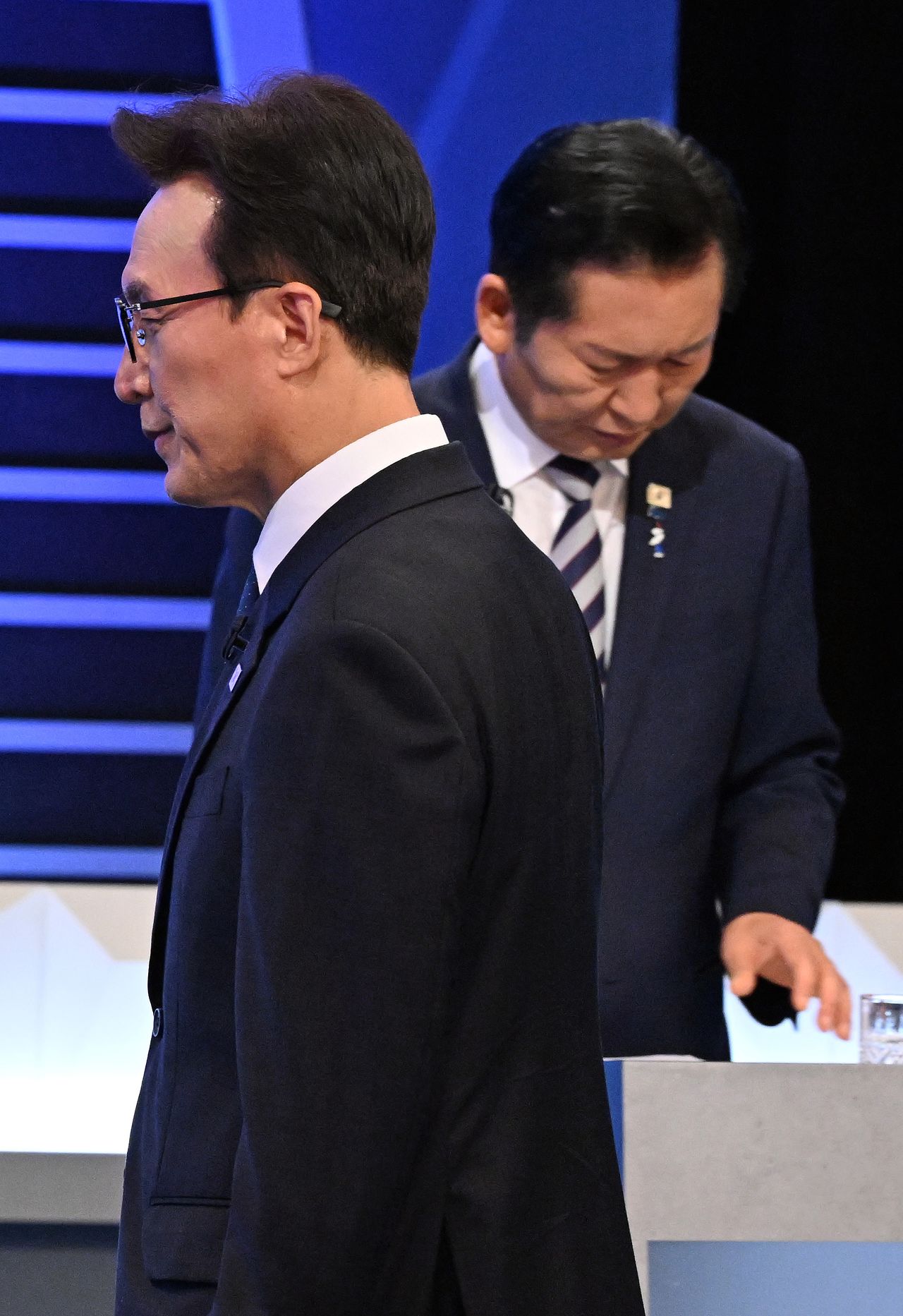 김민석(왼쪽)·정청래 더불어민주당 당대표 후보가 5일 서울 여의도 KBS에서 당대표 후보자 토론회를 준비하고 있다. [국회사진기자단] 2026.08.05.