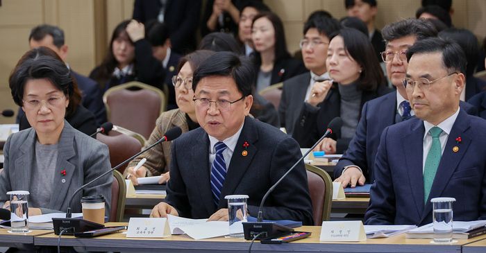 최교진 교육부 장관이 2025년 112월 12일 정부세종컨벤션센터에서 이재명 대통령에게 업무보고를 하고 있다. 왼쪽부터 최은옥 교육부 차관, 최 장관, 차정인 국가교육위원장. [연합뉴스]