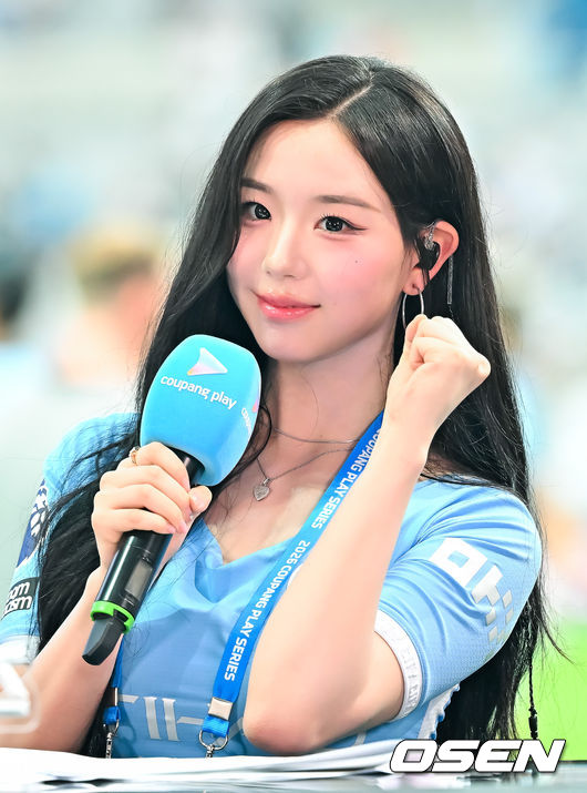 [OSEN=서울월드컵경기장, 민경훈 기자] 5일 오후 서울월드컵경기장에서 ‘2026 쿠팡플레이 시리즈’ 팀 K리그와 맨체스터 시티(맨시티)의 경기가 진행됐다.맨시티는 엘링 홀란과 로드리 등 일부 주축 선수가 2026 국제축구연맹(FIFA) 북중미월드컵 이후 휴식으로 한국 투어에 참가하지 않았다. 필 포든과 잔루이지 돈나룸마, 니코 곤살레스, 제레미 도쿠 등이 한국을 찾았다.트리플에스 김채연이 인터뷰를 하고 있다. 2026.08.05 / rumi@osen.co.kr