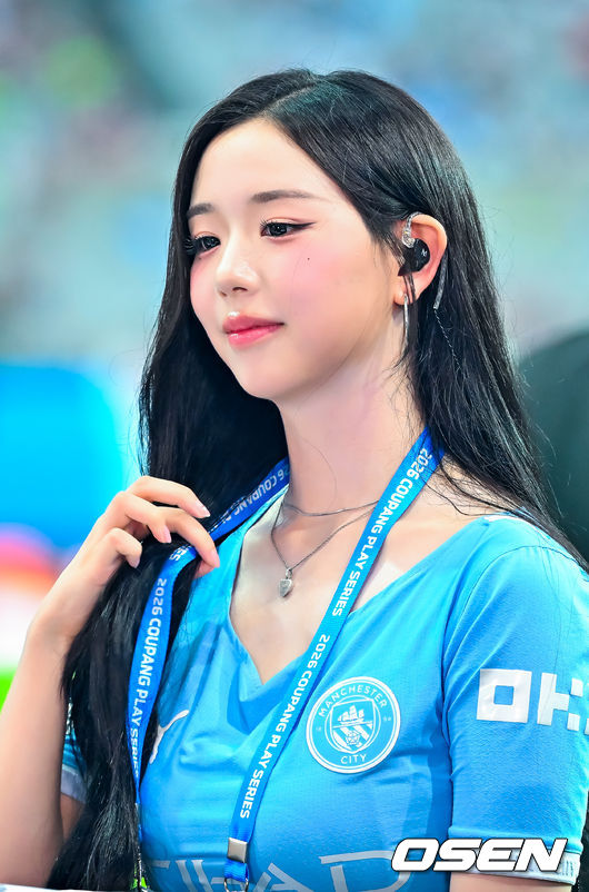 [OSEN=서울월드컵경기장, 민경훈 기자] 5일 오후 서울월드컵경기장에서 ‘2026 쿠팡플레이 시리즈’ 팀 K리그와 맨체스터 시티(맨시티)의 경기가 진행됐다.맨시티는 엘링 홀란과 로드리 등 일부 주축 선수가 2026 국제축구연맹(FIFA) 북중미월드컵 이후 휴식으로 한국 투어에 참가하지 않았다. 필 포든과 잔루이지 돈나룸마, 니코 곤살레스, 제레미 도쿠 등이 한국을 찾았다.트리플에스 김채연이 인터뷰를 하고 있다. 2026.08.05 / rumi@osen.co.kr