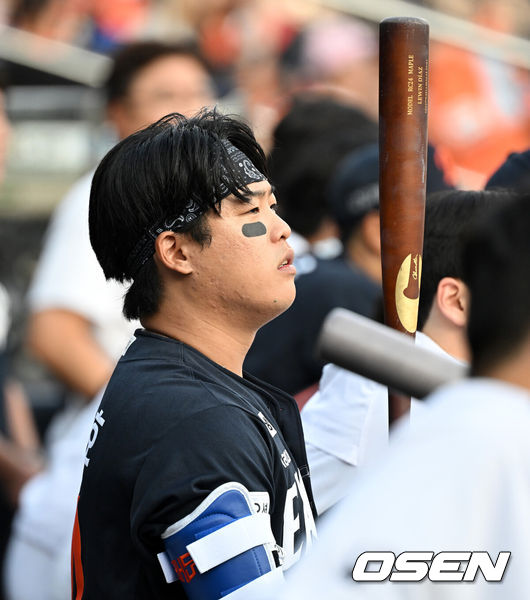 [OSEN=수원, 이대선 기자] 31일 수원 KT위즈파크에서 2026 신한 SOL KBO리그 KT 위즈와 한화 이글스의 경기가 열렸다.이날 KT는 소형준, 한화는 류현진을 선발로 내세웠다.부상에서 복귀한 한화 강백호가 경기를 준비하고 있다. 2026.07.31 /sunday@osen.co.kr