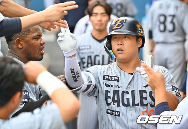 [OSEN=창원, 이석우 기자] 17일 창원NC파크에서 2026 신한 SOL KBO 리그 NC 다이노스와 한화 이글스의 경기가 열렸다. 홈팀 NC는 라일리가, 방문팀 한화는 류현진이 선발 출전했다. 한화 이글스 강백호가 1회초 2사 1루 우월 2점 홈런을 치고 하이파이브를 하고 있다. 2026.06.17 / foto0307@osen.co.kr