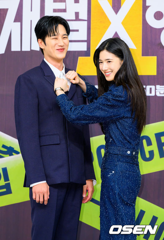 [OSEN=박준형 기자] 4일 오후 서울 목동 SBS에서 SBS 새 금토드라마 ‘재벌X형사2’ 제작발표회가 진행됐다. ‘재벌X형사2’는 수사가 막히면 재력으로 판을 뒤집는 재벌형사 진이수(안보현 분)와 새 팀장 주혜라(정은채 분)의 돈발 날리는 유쾌·상쾌·통쾌 사이다 공조 수사극으로 김재홍감독을 비롯해안보현,정은채, 강상준, 김신비 등이 참석했다.배우 안보현과 정은채가 포즈를 취하고 있다.  2026.08.04 / soul1014@osen.co.kr