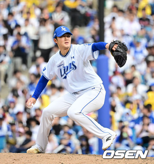 [OSEN=대구, 지형준 기자] 18일 대구삼성라이온즈파크에서 2026 신한 SOL KBO리그 삼성 라이온즈와 LG 트윈스의 경기가 열렸다.7연승에 도전하는 삼성은 잭 오러클린, LG는 임찬규가 선발로 나섰다.7회초 1사 2루에서 삼성 미야지가 역투하고 있다. 2026.04.18/ jpnews@osen.co.kr