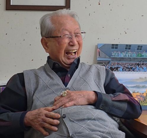 윤공희 대주교가 꽃반지를 끼고 호탕하게 웃고 있다. 그는 웃을 때면 배꼽을 부여잡고 무릎을 탁탁 치고 발을 동동 굴렀다. 김서원 기자