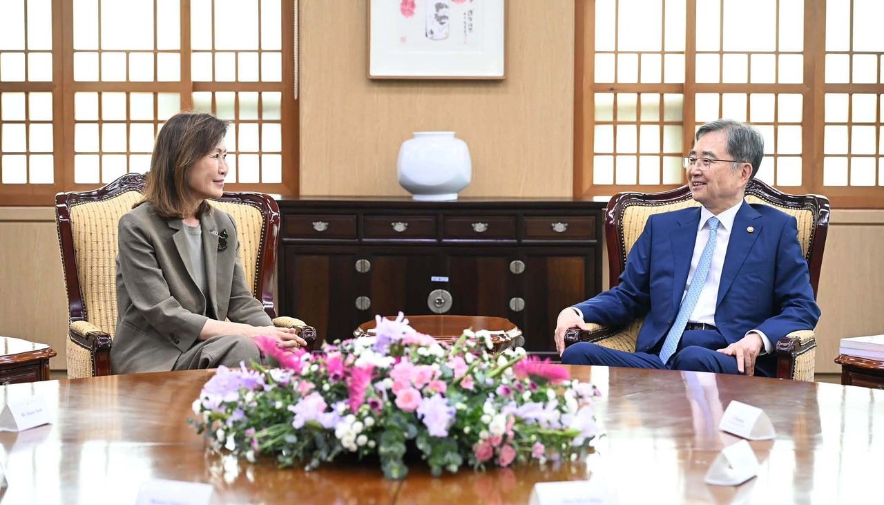 조현 외교부 장관(오른쪽)이 4일 오후 서울 종로구 외교부에서 미셸 스틸 신임 주한미국대사를 접견하고 있다. 조현 장관 페이스북