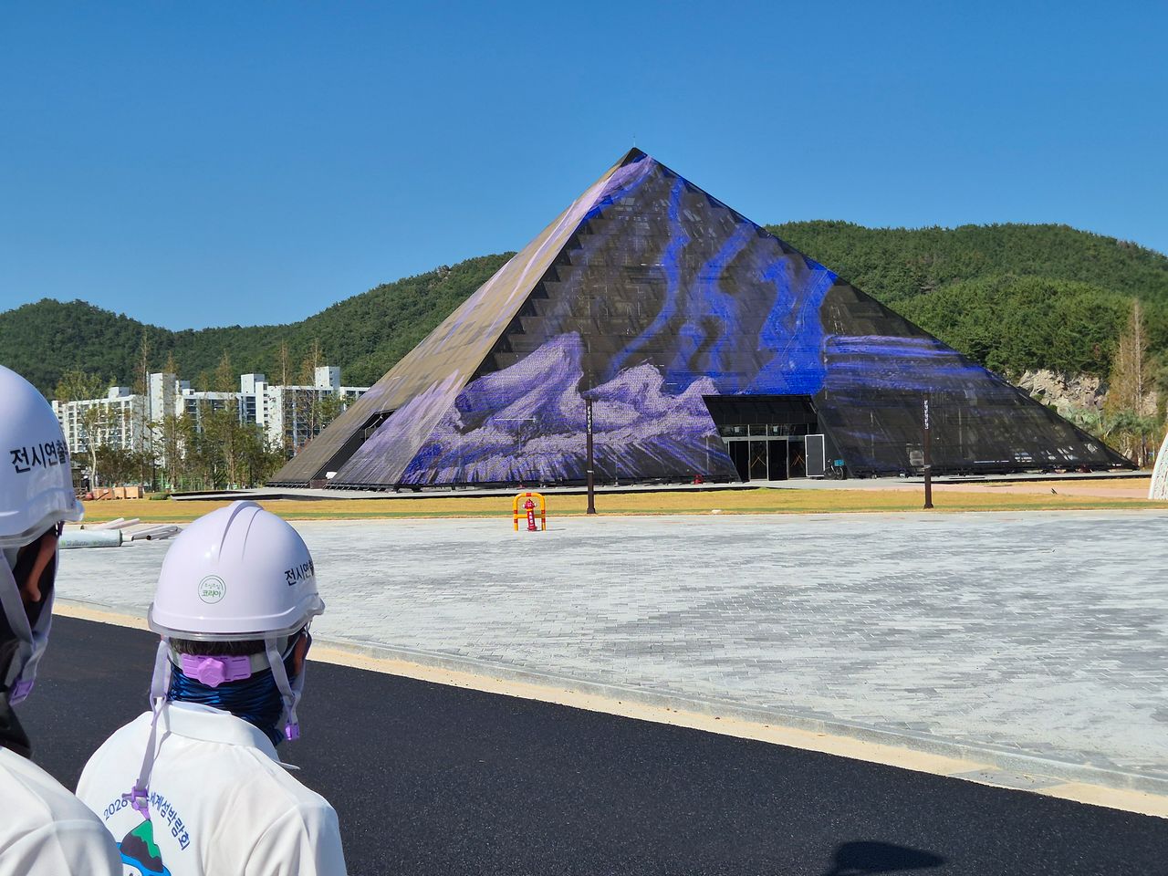 지난 6일 오후 광주특별시 여수시 돌산읍 진모지구에 들어선 '2026 여수 세계 섬박람회' 주행사장에서 조직위 관계자들이 시설 등을 점검하고 있다. 황희규 기자