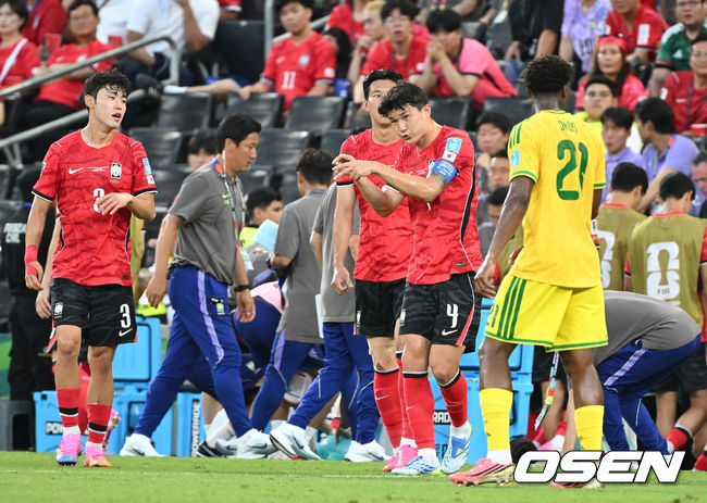 [OSEN=몬테레이(멕시코), 이대선 기자] 25일(한국시간) 멕시코 누에보레온주 과달루페의 몬테레이 스타디움에서 2026 국제축구연맹(FIFA) 북중미 월드컵 A조 조별리그 3차전 대한민국과 남아프리카공화국의 경기가 열렸다.현재 대한민국은 1승 1패(승점 3)로 조 2위에 올라 있다. 무승부만 거둬도 자력으로 32강 진출이 가능하다. 하지만 대표팀은 경우의 수보다 승리를 목표로 마지막 경기에 나선다.김민재가 하이드레이션 타임에 후배들을 맞이 하고 있다.2026.06.25 /sunday@osen.co.kr