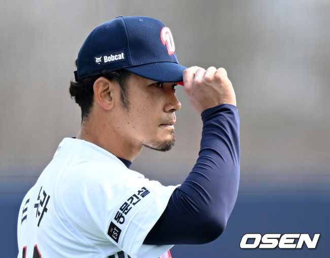 [OSEN=이천, 이대선 기자] 삼성이 '2차드래프트 이적생' 전병우의 역전타를 앞세워 두산에 짜릿한 한 점차 승리를 거뒀다.삼성 라이온즈는 14일 이천베어스파크에서 열린 2026 KBO 시범경기 두산 베어스와의 원정경기에서 5-4로 승리했다.전날 대전 한화 이글스전 패배의 아쉬움을 씻은 삼성은 시범경기 2승 1패를 기록했다. 두산도 시범경기 2연승 뒤 첫 패를 당하며 2승 1패가 됐다.6회초 수비를 마친 두산 타무라가 더그아웃을 가며 관중석을 향해 인사를 하고 있다. 2026.03.14 /sunday@osen.co.kr
