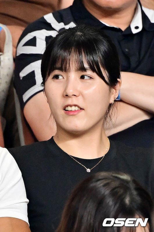 [OSEN=천안, 민경훈 기자] 7일 오후 충남 천안 유관순체육관에서 '2025대한민국-네덜란드 남자배구 국가대표 평가전' 2차전 경기가 열렸다.한편, 이사니예 라미레스 감독이 이끄는 한국 남자배구 대표팀은 전날(6일) 네덜란드와의 평가전 1차전 경기에서 세트스코어 1-3(25-19, 14-25, 10-25, 23-25)으로 패했다.PAOK 테살로니키 이재영이 관중석에서 경기를 주시하고 있다. 2025.06.07 /rumi@osen.co.kr