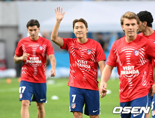 [OSEN=서울월드컵경기장, 이대선 기자] 9일 서울월드컵경기장에서 2026 쿠팡플레이 시리즈 아틀레티코 마드리드와 맨체스터 시티의 경기가 열렸다.지난 2023년 UCL급 명승부를 펼쳤던 양 팀이 3년 만에 서울에서 다시 맞대결을 펼친다. 아틀레티코 마드리드는 이적료 4,000만 유로(약 650억 원)에 5년 계약을 체결하고 '레전드' 그리즈만의 7번을 부여하며 이강인을 전격 영입했다. 이번 경기는 이강인이 '등번호 7번' 유니폼을 입고 치르는 데뷔전이라 국내 팬들의 관심이 집중되고 있다.경기에 앞서 아틀레티코 마드리드 이강인이 관중석을 향해 인사를 하고 있다. 2026.08.09 /sunday@osen.co.kr