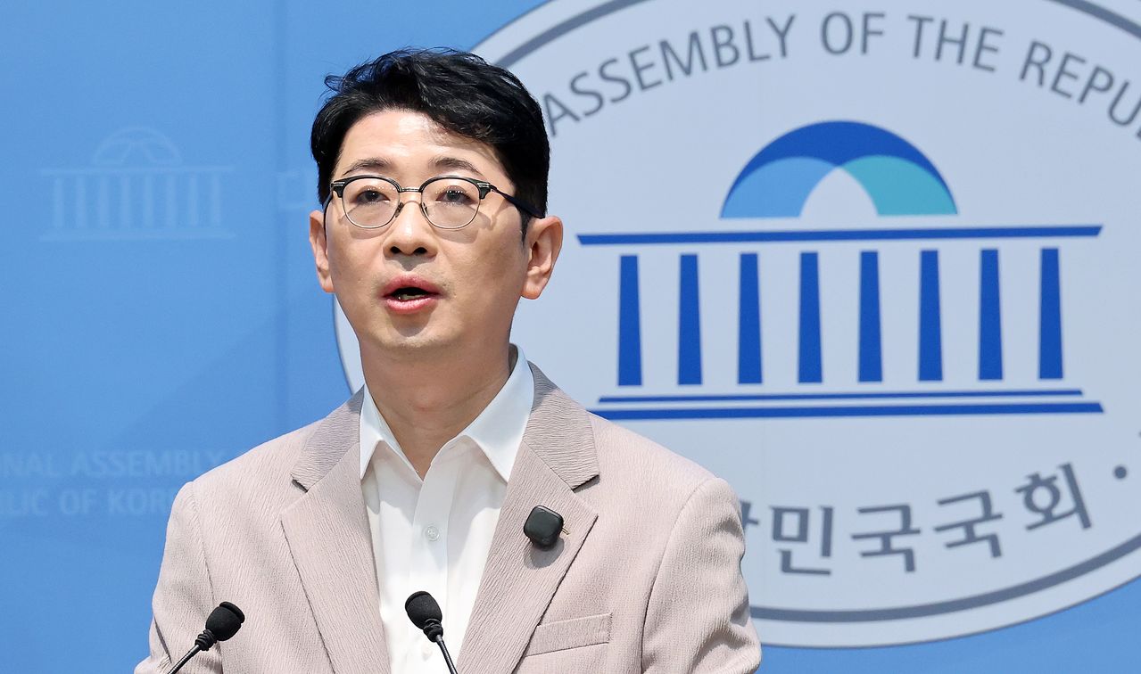 주진우 국민의힘 의원이 9일 국회 소통관에서 선관위 로그 기록을 조사한 결과 지방선거 47곳, 대선 26곳, 총선 44곳에서 투표자 수를 실제 시간보다 앞당겨 허위 기입한 사례가 발견됐다며 성역 없는 특검과 국정조사를 촉구하고 있다. 연합뉴스