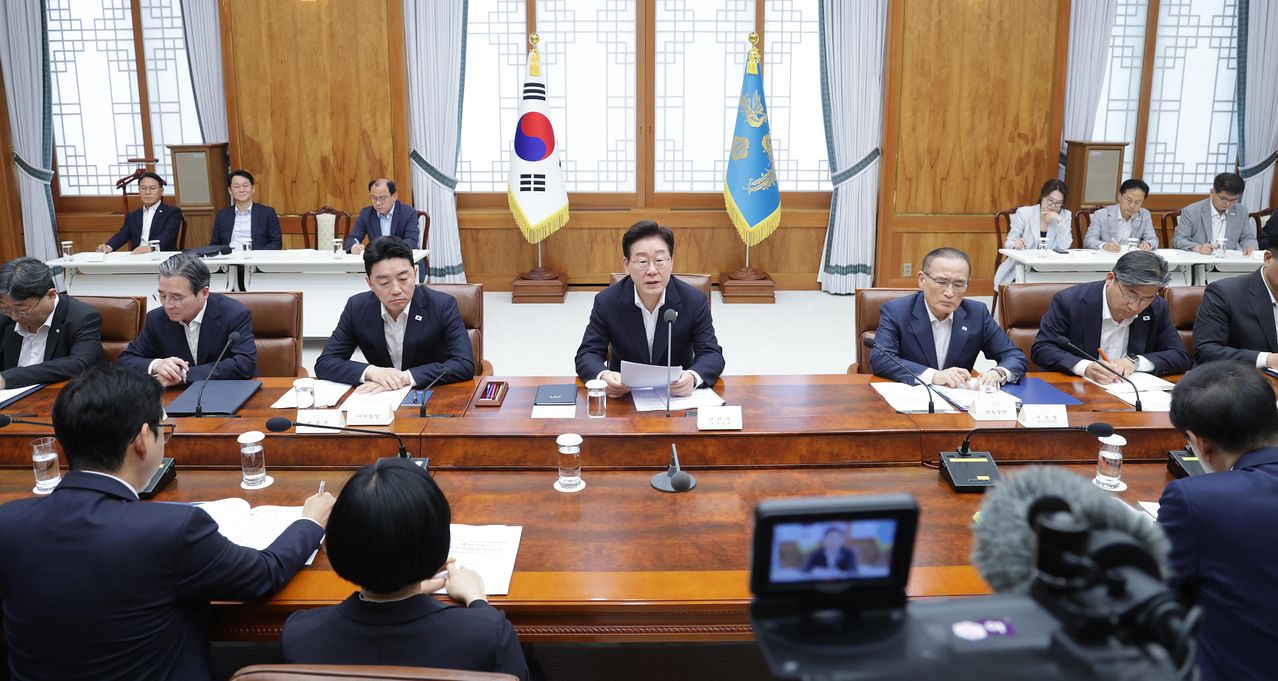 이재명 대통령이 10일 청와대에서 열린 메가프로젝트 제 2차 민관합동 점검회의에 발언하고 있다. [청와대사진기자단]