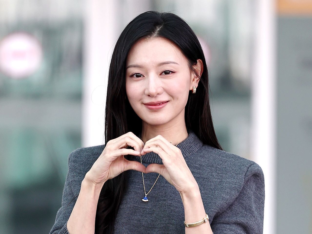 배우 김지원이 지난 3월 22일 오전 해외일정 소화를 위해 인천국제공항에서 이탈리아 밀라노로 출국하기 전 취재진 앞에서 포즈를 취하고 있다. 뉴스1