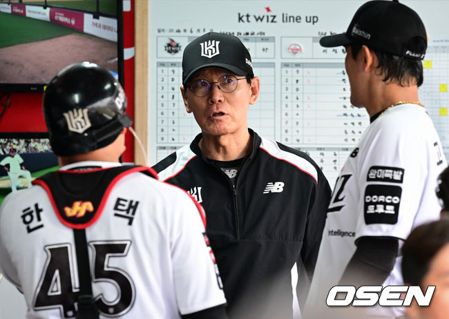 [OSEN=수원, 조은정 기자]3일 오후 수원KT위즈파크에서  '2026 신한 SOL Bank KBO리그'KT 위즈와 LG 트윈스의 경기가 열렸다.이날 KT는 고영표를, LG는 이정용을 선발투수로 내세웠다.5회초 2사 만루에서 무실점으로 이닝이 끝난 뒤 KT 이강철 감독이 포수 한승택, 선발투수 고영표에게 피드백을 하고 있다. 2026.06.03 /cej@osen.co.kr