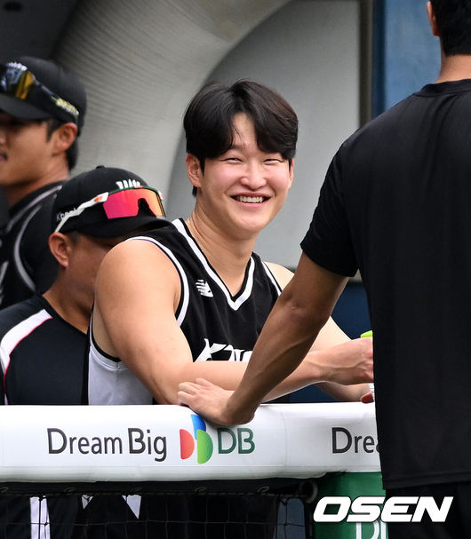 [OSEN=잠실, 이대선 기자] 17일 서울 잠실야구장에서 2026 신한 SOL KBO리그 LG 트윈스와 KT 위즈의 경기가 열렸다.이날 LG는 라클란 웰스, KT는 소형준을 선발로 내세웠다.경기에 앞서 LG 배제성이 미소짓고 있다. 2026.07.17 /sunday@osen.co.kr