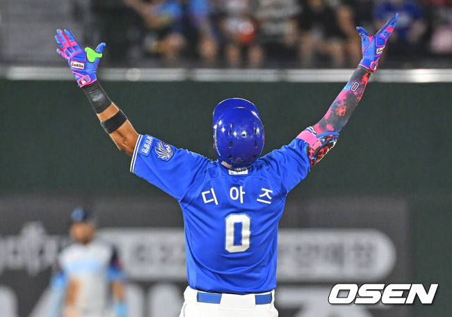 [OSEN=부산, 이석우 기자] 31일 부산 사직야구장에서 2026 신한 SOL KBO 리그 롯데 자이언츠와 삼성 라이온즈의 경기가 열렸다. 홈팀 롯데는 김진욱이, 방문팀 삼성은 원태인이 선발 출전했다.삼성 라이온즈 디아즈가 6회초 1사 1,3루 우중간 1타점 2루타를 치고 세리머니를 하고 있다. 2026.07.31 / foto0307@osen.co.kr