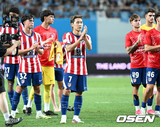 [OSEN=서울월드컵경기장, 이대선 기자] 이강인(25, ATM)이 아틀레티코 마드리드에서 화려한 데뷔전을 펼쳤다.아틀레티코 마드리드는 9일 오후 8시 서울월드컵경기장에서 개최된 ‘2026 쿠팡플레이 시리즈’ 친선전에서 맨체스터 시티(이하 맨시티)를 상대로 1-3으로 역전패했다. 맨시티 공격수 오마르 마르무시가 두 골을 몰아쳐 승리의 주역이 됐다.후반 아틀레티코 마드리드 이강인이 관중석을 향해 인사를 하고 있다. 2026.08.09 /sunday@osen.co.kr