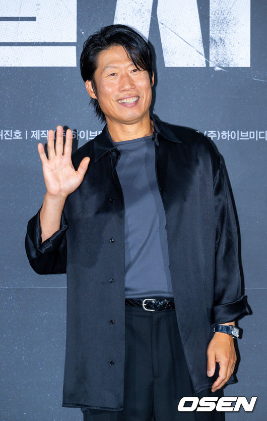 [OSEN=민경훈 기자] 영화 '암살자(들)' 제작보고회가 10일 서울 용산구 CGV용산아이파크몰에서 열렸다.유해진, 박해일, 이민호 주연, 허진호 감독의 영화 ‘암살자(들)’은 1974년 8월 15일, 대한민국을 충격에 빠뜨린 영부인 저격 사건의 의혹과 배후를 추적하는 이야기다. 배우 유해진이 포즈를 취하고 있다. 2026.08.10 /rumi@osen.co.kr