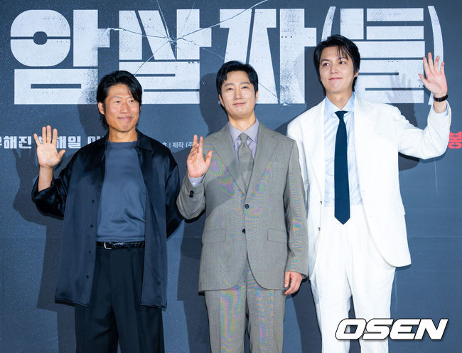 [OSEN=민경훈 기자] 영화 '암살자(들)' 제작보고회가 10일 서울 용산구 CGV용산아이파크몰에서 열렸다.유해진, 박해일, 이민호 주연, 허진호 감독의 영화 ‘암살자(들)’은 1974년 8월 15일, 대한민국을 충격에 빠뜨린 영부인 저격 사건의 의혹과 배후를 추적하는 이야기다. 배우 유해진, 박해일, 이민호가 포즈를 취하고 있다. 2026.08.10 /rumi@osen.co.kr