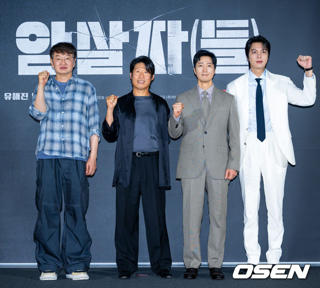 [OSEN=민경훈 기자] 영화 '암살자(들)' 제작보고회가 10일 서울 용산구 CGV용산아이파크몰에서 열렸다.유해진, 박해일, 이민호 주연, 허진호 감독의 영화 ‘암살자(들)’은 1974년 8월 15일, 대한민국을 충격에 빠뜨린 영부인 저격 사건의 의혹과 배후를 추적하는 이야기다. 허진호 감독과 배우 유해진, 박해일, 이민호가 포즈를 취하고 있다. 2026.08.10 /rumi@osen.co.kr