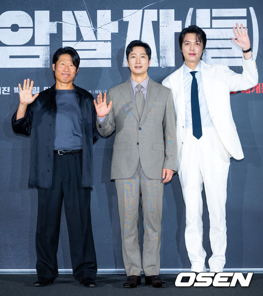 [OSEN=민경훈 기자] 영화 '암살자(들)' 제작보고회가 10일 서울 용산구 CGV용산아이파크몰에서 열렸다.유해진, 박해일, 이민호 주연, 허진호 감독의 영화 ‘암살자(들)’은 1974년 8월 15일, 대한민국을 충격에 빠뜨린 영부인 저격 사건의 의혹과 배후를 추적하는 이야기다. 배우 유해진, 박해일, 이민호가 포즈를 취하고 있다. 2026.08.10 /rumi@osen.co.kr