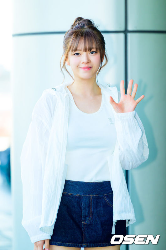 [OSEN=김포공항, 박준형 기자]. 그룹 트와이스(TWICE)가 24일 서울 김포국제공항을 통해 '디스 이즈 포' 국립경기장 콘서트 일정을 위해 일본 도쿄로 출국했다.북미 투어로만 약 55만 관객을 불러 모은 트와이스는 일본에서도 '최초' 기록을 앞두고 있다. 오는 25~26일, 28일 사흘간 일본 도쿄 국립경기장에 해외 아티스트 사상 처음으로 단독 입성해 3회 공연을 개최한다.트와이스 정연이 출국에 앞서 포즈를 취하고 있다.  2026.04.24 / soul1014@osen.co.kr