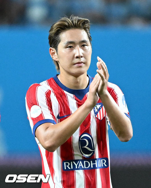 [OSEN=서울월드컵경기장, 이대선 기자] 이강인(25, ATM)이 아틀레티코 마드리드에서 화려한 데뷔전을 펼쳤다.아틀레티코 마드리드는 9일 오후 8시 서울월드컵경기장에서 개최된 ‘2026 쿠팡플레이 시리즈’ 친선전에서 맨체스터 시티(이하 맨시티)를 상대로 1-3으로 역전패했다. 맨시티 공격수 오마르 마르무시가 두 골을 몰아쳐 승리의 주역이 됐다.경기 종료 후 아틀레티코 마드리드 이강인이 관중석을 향해 인사를 하고 있다. 2026.08.09 /sunday@osen.co.kr