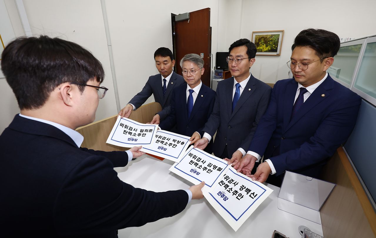 더불어민주당 김용민(왼쪽부터), 민형배, 장경태, 전용기 의원이 지난 2024년 7월 2일 오후 서울 여의도 국회 의안과에서 박상용, 엄희준, 강백신, 김영철 검사 등 '비위 의혹' 검사 4명에 대한 탄핵소추안을 제출하고 있다. 뉴스1
