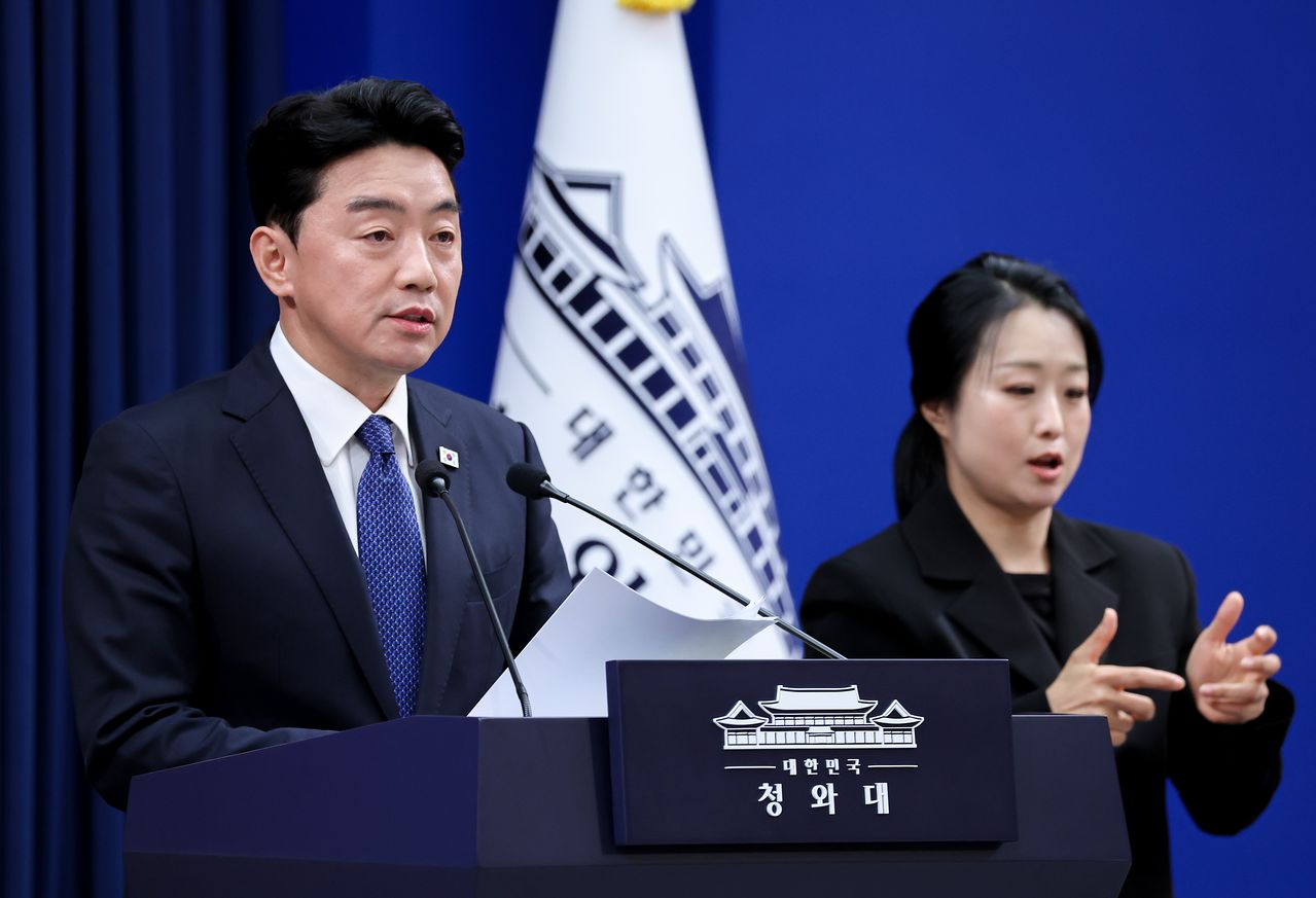 강훈식 비서실장이 10일 청와대 춘추관에서 이날 열린 메가프로젝트 민관합동 제2차 점검회의 결과 브리핑을 하고 있다. 연합뉴스