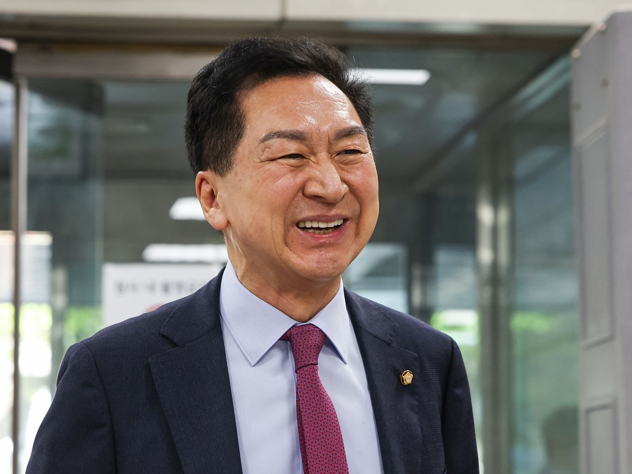 김건희 여사에게 명품 가방을 제공한 혐의로 기소된 김기현 국민의힘 의원 부부의 첫 정식 재판이 5월 22일 서울중앙지법에서 열렸다. 김 의원이 서울중앙지법에 출석하고 있다. 사진 공동취재단