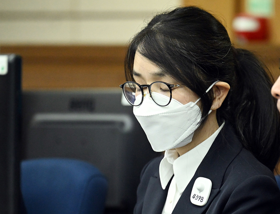 김건희 여사가 지난해 9월 24일 서울 서초동 서울중앙지법에서 열린 김 여사의 특정범죄가중처벌법상 알선수재 및 자본시장법·정치자금법 위반 등 사건 첫 재판에 출석해 눈을 감고 있다. 뉴스1