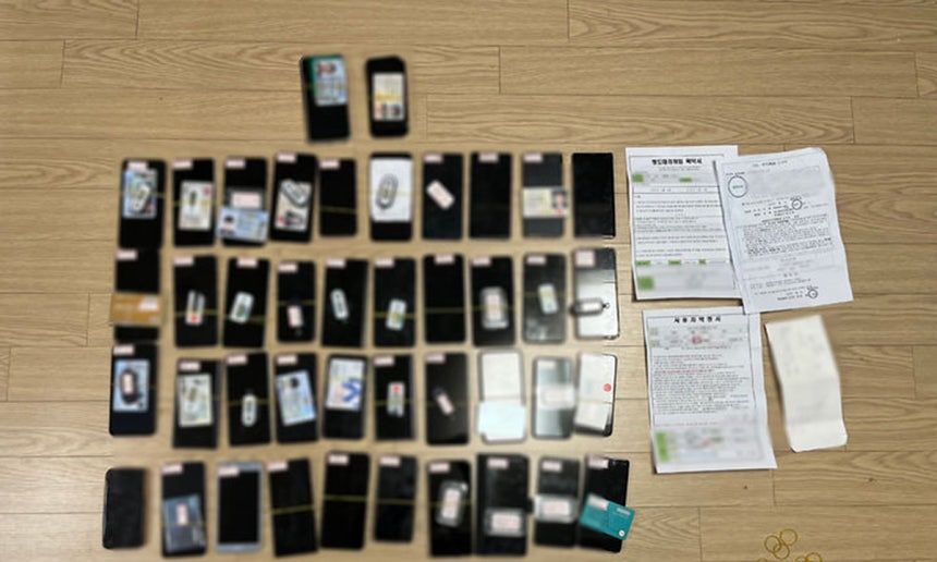 광주경찰청 광역범죄수사대가 범죄수익 5000억원 규모 세탁한 자금세탁 조직원을 체포하는 과정에서 확보한 타인 명의 휴대전화와 신분증, 통장, 임대차계약서 등 증거물. 광주경찰청 제공 