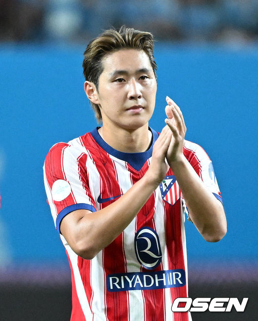 [OSEN=서울월드컵경기장, 이대선 기자] 이강인(25, ATM)이 아틀레티코 마드리드에서 화려한 데뷔전을 펼쳤다.아틀레티코 마드리드는 9일 오후 8시 서울월드컵경기장에서 개최된 ‘2026 쿠팡플레이 시리즈’ 친선전에서 맨체스터 시티(이하 맨시티)를 상대로 1-3으로 역전패했다. 맨시티 공격수 오마르 마르무시가 두 골을 몰아쳐 승리의 주역이 됐다.경기 종료 후 아틀레티코 마드리드 이강인이 관중석을 향해 인사를 하고 있다. 2026.08.09 /sunday@osen.co.kr