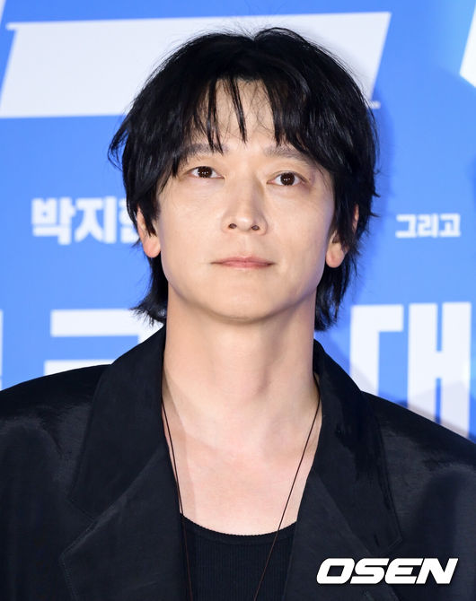 [OSEN=조은정 기자]영화 ‘와일드 씽'(감독 손재곤) 언론배급시사 및 기자간담회가 18일 서울 송파구 롯데시네마 월드타워에서 열렸다.‘와일드 씽’은 한때 가요계를 휩쓸었지만 예기치 못한 사건에 휘말려 하루아침에 해체된 3인조 혼성 댄스 그룹 트라이앵글이 20년 만에 찾아온 재기의 기회를 잡기 위해 무모한 도전을 벌이는 코미디 영화다.배우 강동원이 포즈를 취하고 있다. 2026.05.18 /cej@osen.co.kr