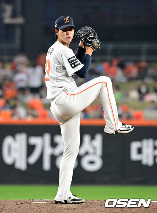 [OSEN=대전, 지형준 기자] 15일 대전 한화생명 볼파크에서 2026 신한 SOL KBO리그 한화 이글스와 삼성 라이온즈의 경기가 열렸다.4연패 중인 한화는 윌켈 에르난데스, 5연승을 노리는 삼성은 양창섭이 선발로 나섰다.2회초 한화 황준서가 역투하고 있다. 2026.04.15/ jpnews@osen.co.kr