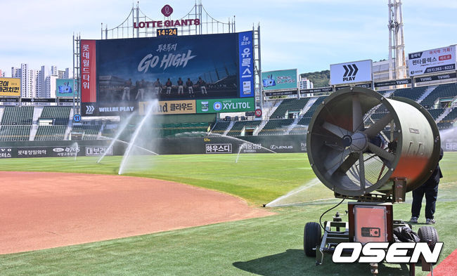 [OSEN=부산, 이석우 기자] 31일 부산 사직야구장에서 2026 신한 SOL KBO 리그 롯데 자이언츠와 삼성 라이온즈의 경기가 열린다. 홈팀 롯데는 김진욱이, 방문팀 삼성은 원태인이 선발 출전한다.폭염중대경보가 내려진 부산 사직야구장에 열기를 식히기 위해 스프링 쿨러가 가동돼 그라운드를 식히고 있다. 2026.07.31 / foto0307@osen.co.kr