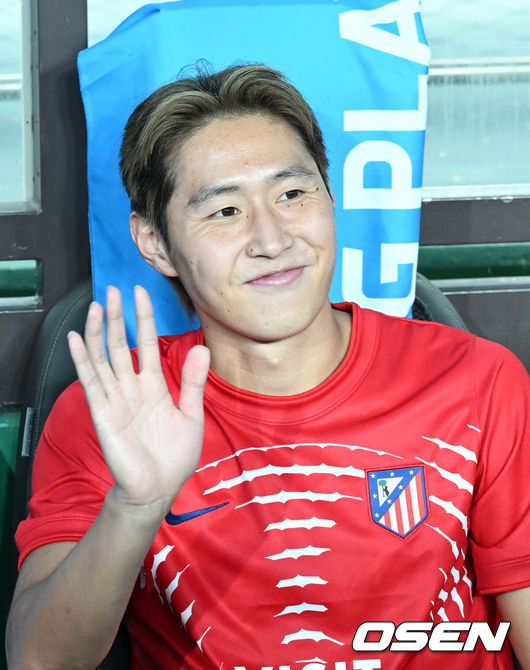 [OSEN=서울월드컵경기장, 이대선 기자] 이강인(25, ATM)이 아틀레티코 마드리드에서 화려한 데뷔전을 펼쳤다.아틀레티코 마드리드는 9일 오후 8시 서울월드컵경기장에서 개최된 ‘2026 쿠팡플레이 시리즈’ 친선전에서 맨체스터 시티(이하 맨시티)를 상대로 1-3으로 역전패했다. 맨시티 공격수 오마르 마르무시가 두 골을 몰아쳐 승리의 주역이 됐다.경기에 앞서 아틀레티코 마드리드 이강인이 취재진을 향해 인사를 하고 있다. 2026.08.09 /sunday@osen.co.kr