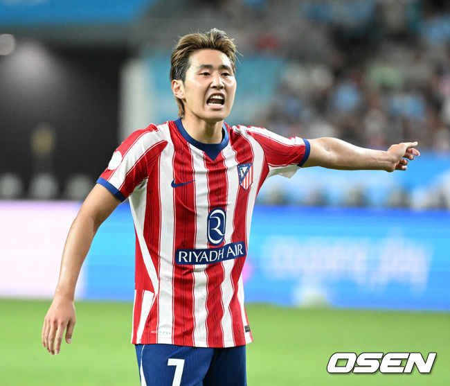 [OSEN=서울월드컵경기장, 이대선 기자] 이강인(25, ATM)이 아틀레티코 마드리드에서 화려한 데뷔전을 펼쳤다.아틀레티코 마드리드는 9일 오후 8시 서울월드컵경기장에서 개최된 ‘2026 쿠팡플레이 시리즈’ 친선전에서 맨체스터 시티(이하 맨시티)를 상대로 1-3으로 역전패했다. 맨시티 공격수 오마르 마르무시가 두 골을 몰아쳐 승리의 주역이 됐다.후반 아틀레티코 마드리드 이강인이 선수들과 작전을 교환하고 있다. 2026.08.09 /sunday@osen.co.kr
