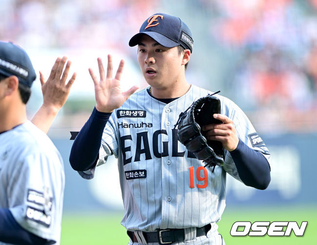 [OSEN=잠실, 최규한 기자] 3일 서울 잠실야구장에서 ‘2026 신한 SOL Bank KBO리그’ 두산 베어스와 한화 이글스의 경기가 열렸다.홈팀 두산은 박신지, 방문팀 한화는 왕옌청을 선발로 내세웠다.2회말 두산 공격을 무실점으로 막아낸 한화 선발 왕옌청이 더그아웃으로 향하고 있다. 2026.06.03 / dreamer@osen.co.kr