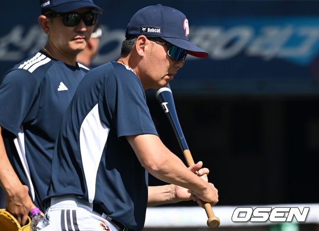 [OSEN=잠실, 조은정 기자]11일 서울 잠실야구장에서 2026 신한 SOL KBO리그 두산 베어스와 한화 이글스의 경기가 열린다.이날 두산은 곽빈, 한화는 왕옌청을 선발로 내세웠다. 두산 김원형 감독이 선수단을 지도하고 있다. 2026.08.11 /cej@osen.co.kr