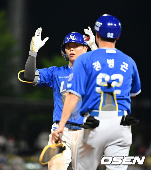 [OSEN=광주, 지형준 기자] 11일 광주-기아 챔피언스필드에서 2026 신한 SOL KBO리그 KIA 타이거즈와 삼성 라이온즈의 경기가 열렸다.KIA는 아담 올러, 삼성은 크리스 페덱을 선발로 내세웠다.5회초 1사 3루에서 삼성 류지혁이 1타점 중전 적시타를 날리며 기뻐하고 있다. 2026.08.11 / jpnews@osen.co.kr