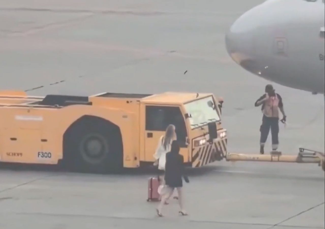 공항 직원에게 항의하는 여성들. 사진 엑스 캡처